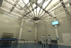 LSS_Reinraum_2Pers. verschwommen